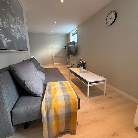 Koselig Leilighet Med Egen Inngang Og Parkering